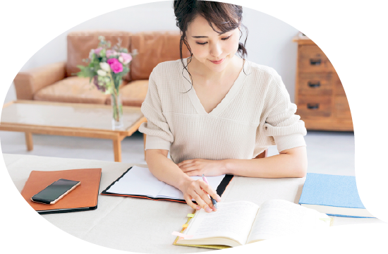 日本化粧品検定 1級 学習する女性